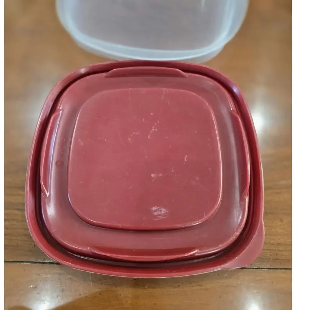 Lot of 2 Rubbermaid 7 cups. Servin Saver Square Containers w/Easy Find Red Lids